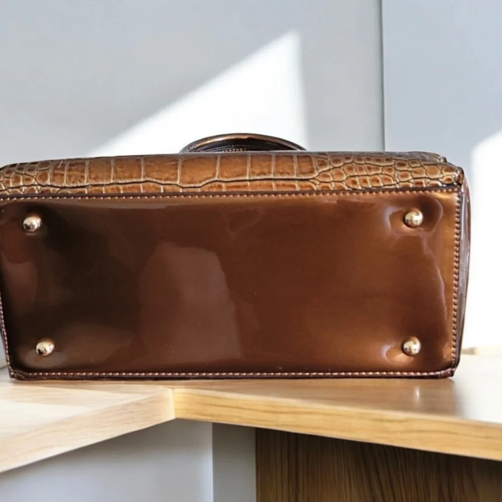 HP✨️ NWOT patent leather handbag